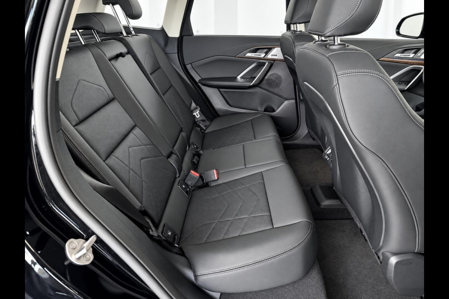 BMW iX1 xDrive30 67 kWh Trekhaak Harman Kardon 360 Camera Elektrisch Verstelbare Stoelen met Geheugenfunctie LED Koplampen Stoelverwarming 20 Inch Lichtmetalen BMW Individual Velgen