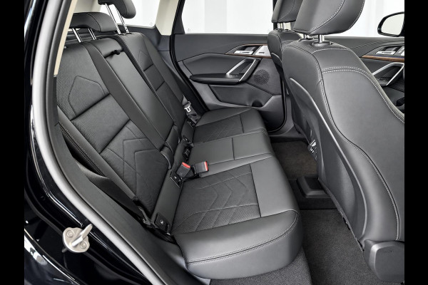 BMW iX1 xDrive30 67 kWh Trekhaak Harman Kardon 360 Camera Elektrisch Verstelbare Stoelen met Geheugenfunctie LED Koplampen Stoelverwarming 20 Inch Lichtmetalen BMW Individual Velgen