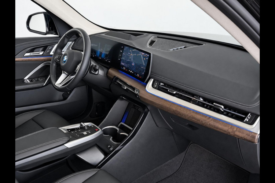 BMW iX1 xDrive30 67 kWh Trekhaak Harman Kardon 360 Camera Elektrisch Verstelbare Stoelen met Geheugenfunctie LED Koplampen Stoelverwarming 20 Inch Lichtmetalen BMW Individual Velgen