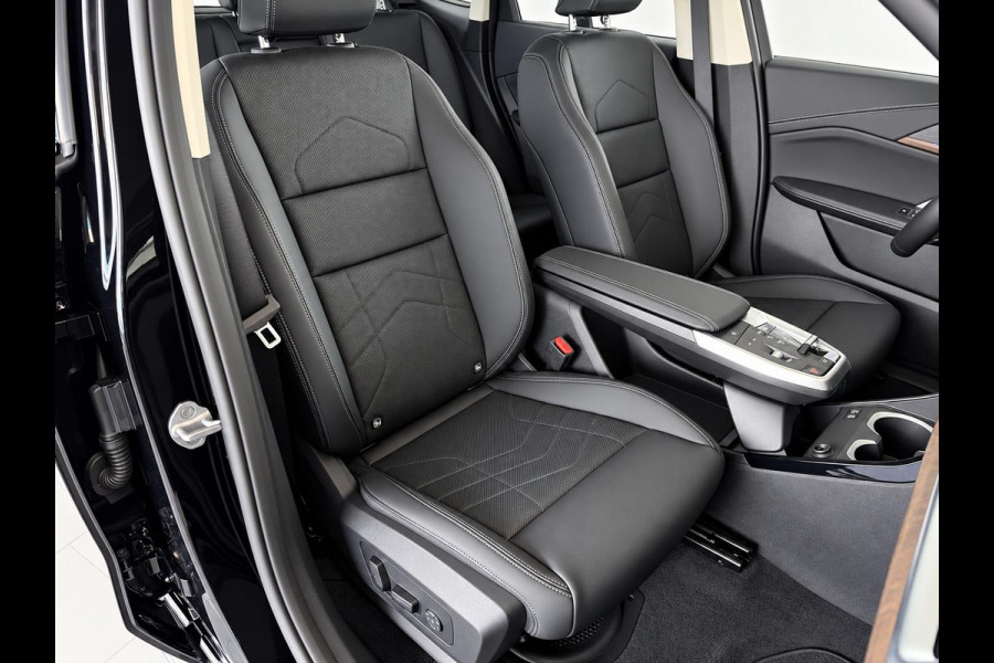 BMW iX1 xDrive30 67 kWh Trekhaak Harman Kardon 360 Camera Elektrisch Verstelbare Stoelen met Geheugenfunctie LED Koplampen Stoelverwarming 20 Inch Lichtmetalen BMW Individual Velgen