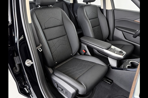 BMW iX1 xDrive30 67 kWh Trekhaak Harman Kardon 360 Camera Elektrisch Verstelbare Stoelen met Geheugenfunctie LED Koplampen Stoelverwarming 20 Inch Lichtmetalen BMW Individual Velgen