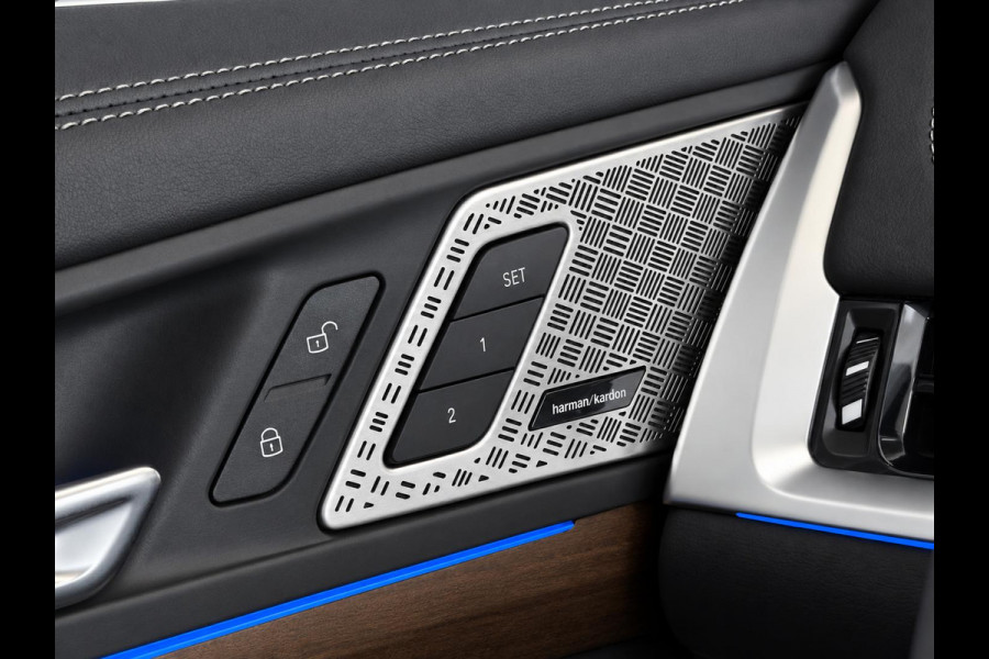 BMW iX1 xDrive30 67 kWh Trekhaak Harman Kardon 360 Camera Elektrisch Verstelbare Stoelen met Geheugenfunctie LED Koplampen Stoelverwarming 20 Inch Lichtmetalen BMW Individual Velgen