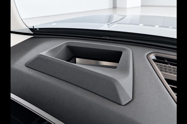 BMW iX1 xDrive30 67 kWh Trekhaak Harman Kardon 360 Camera Elektrisch Verstelbare Stoelen met Geheugenfunctie LED Koplampen Stoelverwarming 20 Inch Lichtmetalen BMW Individual Velgen