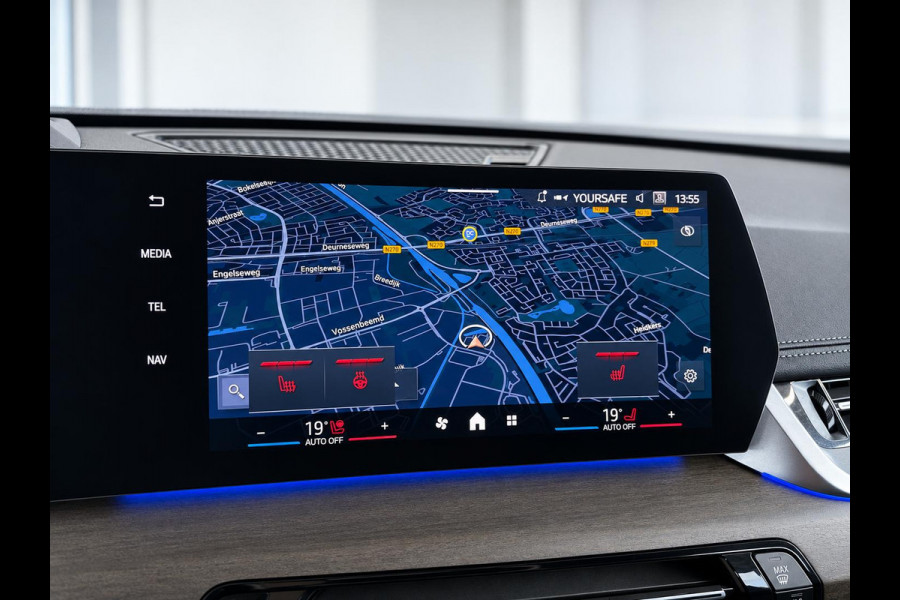 BMW iX1 xDrive30 67 kWh Trekhaak Harman Kardon 360 Camera Elektrisch Verstelbare Stoelen met Geheugenfunctie LED Koplampen Stoelverwarming 20 Inch Lichtmetalen BMW Individual Velgen