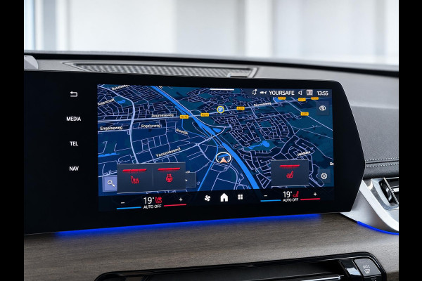 BMW iX1 xDrive30 67 kWh Trekhaak Harman Kardon 360 Camera Elektrisch Verstelbare Stoelen met Geheugenfunctie LED Koplampen Stoelverwarming 20 Inch Lichtmetalen BMW Individual Velgen