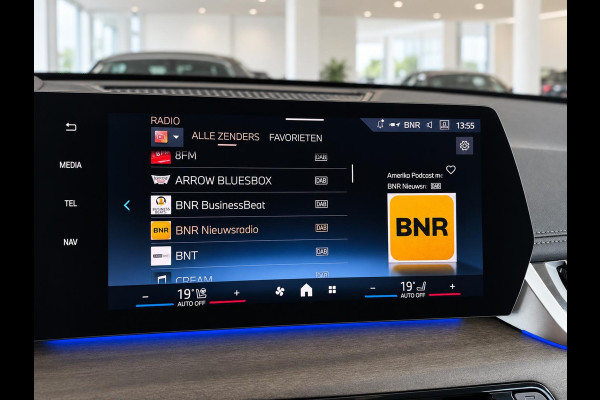 BMW iX1 xDrive30 67 kWh Trekhaak Harman Kardon 360 Camera Elektrisch Verstelbare Stoelen met Geheugenfunctie LED Koplampen Stoelverwarming 20 Inch Lichtmetalen BMW Individual Velgen