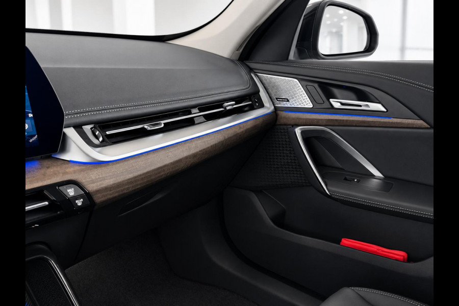 BMW iX1 xDrive30 67 kWh Trekhaak Harman Kardon 360 Camera Elektrisch Verstelbare Stoelen met Geheugenfunctie LED Koplampen Stoelverwarming 20 Inch Lichtmetalen BMW Individual Velgen