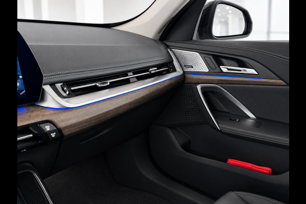 BMW iX1 xDrive30 67 kWh Trekhaak Harman Kardon 360 Camera Elektrisch Verstelbare Stoelen met Geheugenfunctie LED Koplampen Stoelverwarming 20 Inch Lichtmetalen BMW Individual Velgen