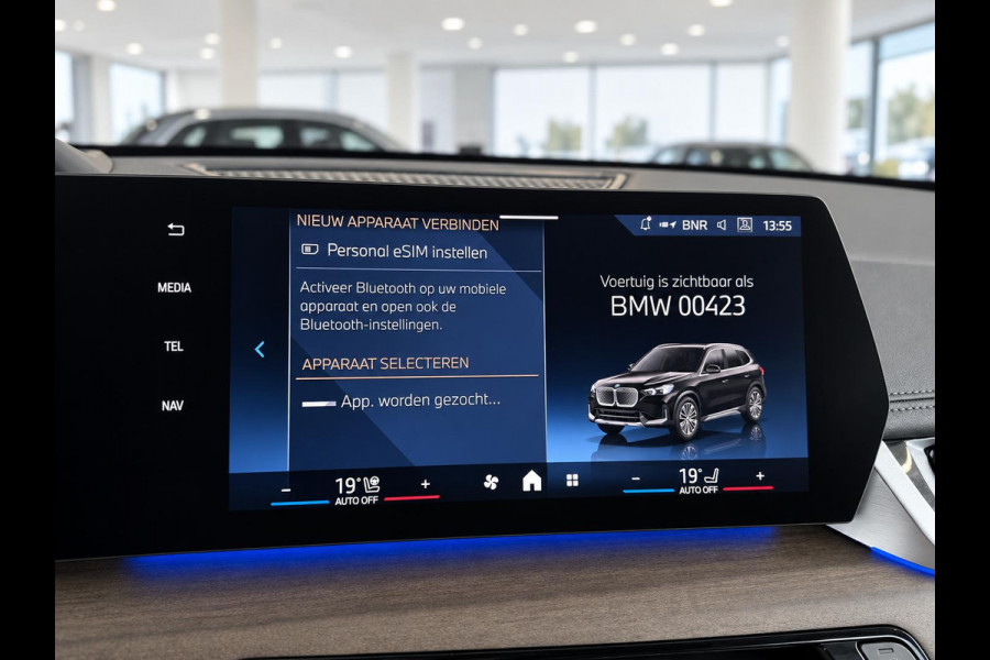 BMW iX1 xDrive30 67 kWh Trekhaak Harman Kardon 360 Camera Elektrisch Verstelbare Stoelen met Geheugenfunctie LED Koplampen Stoelverwarming 20 Inch Lichtmetalen BMW Individual Velgen