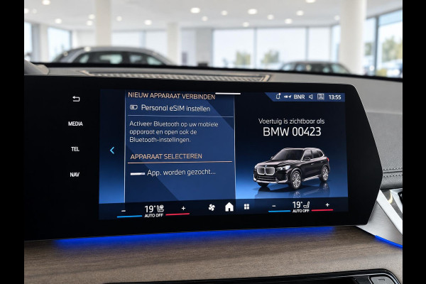 BMW iX1 xDrive30 67 kWh Trekhaak Harman Kardon 360 Camera Elektrisch Verstelbare Stoelen met Geheugenfunctie LED Koplampen Stoelverwarming 20 Inch Lichtmetalen BMW Individual Velgen