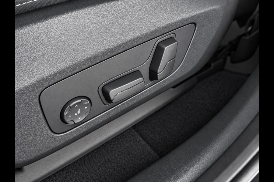 BMW iX1 xDrive30 67 kWh Trekhaak Harman Kardon 360 Camera Elektrisch Verstelbare Stoelen met Geheugenfunctie LED Koplampen Stoelverwarming 20 Inch Lichtmetalen BMW Individual Velgen