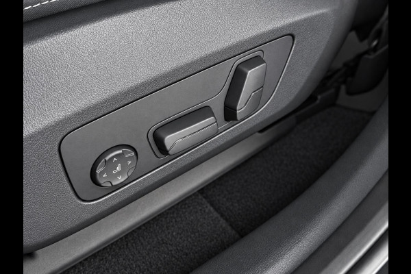 BMW iX1 xDrive30 67 kWh Trekhaak Harman Kardon 360 Camera Elektrisch Verstelbare Stoelen met Geheugenfunctie LED Koplampen Stoelverwarming 20 Inch Lichtmetalen BMW Individual Velgen
