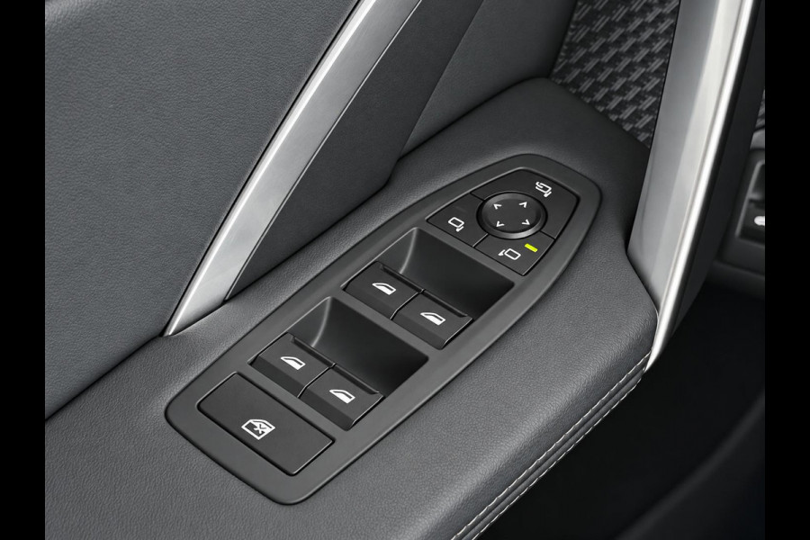 BMW iX1 xDrive30 67 kWh Trekhaak Harman Kardon 360 Camera Elektrisch Verstelbare Stoelen met Geheugenfunctie LED Koplampen Stoelverwarming 20 Inch Lichtmetalen BMW Individual Velgen