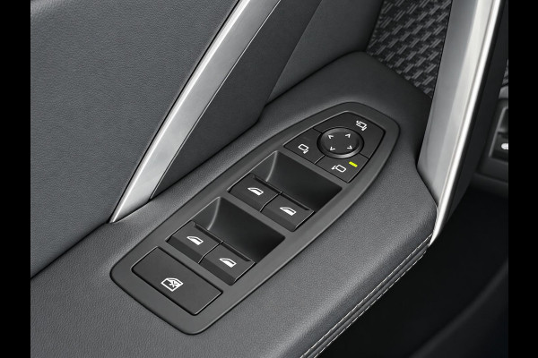 BMW iX1 xDrive30 67 kWh Trekhaak Harman Kardon 360 Camera Elektrisch Verstelbare Stoelen met Geheugenfunctie LED Koplampen Stoelverwarming 20 Inch Lichtmetalen BMW Individual Velgen