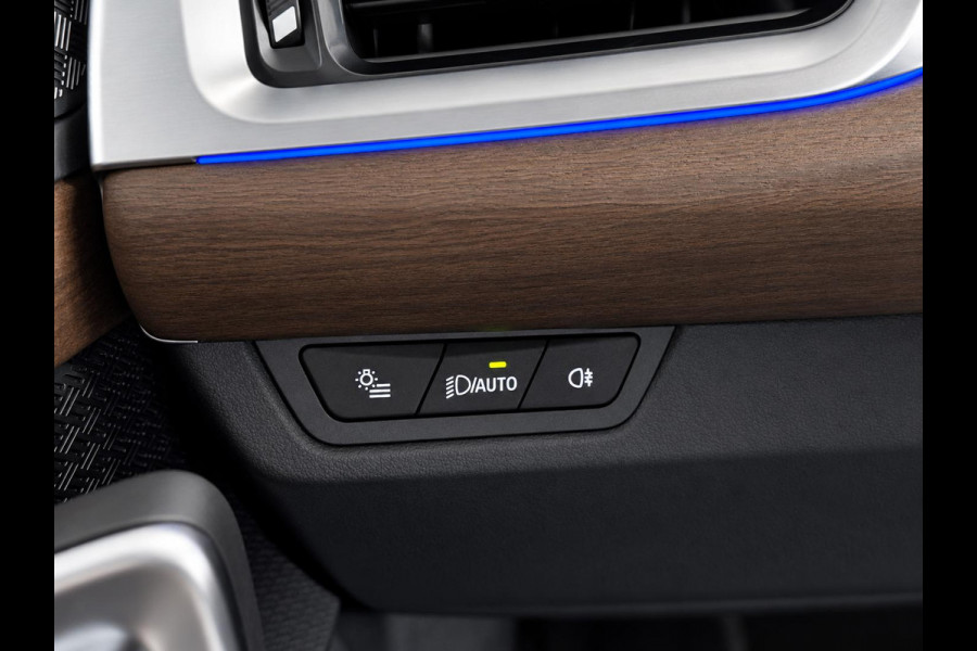 BMW iX1 xDrive30 67 kWh Trekhaak Harman Kardon 360 Camera Elektrisch Verstelbare Stoelen met Geheugenfunctie LED Koplampen Stoelverwarming 20 Inch Lichtmetalen BMW Individual Velgen