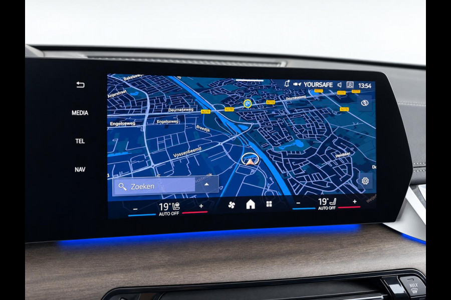 BMW iX1 xDrive30 67 kWh Trekhaak Harman Kardon 360 Camera Elektrisch Verstelbare Stoelen met Geheugenfunctie LED Koplampen Stoelverwarming 20 Inch Lichtmetalen BMW Individual Velgen