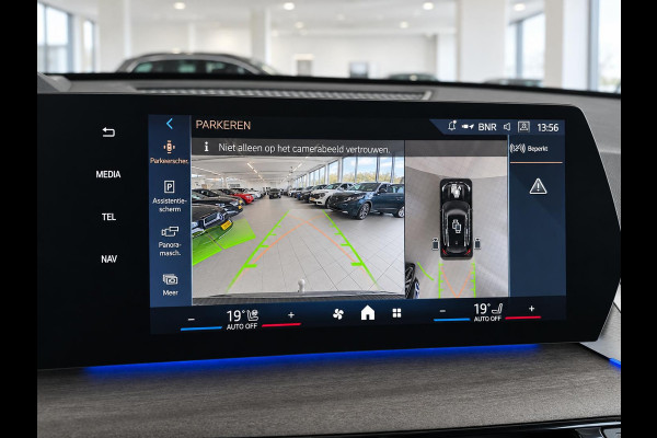 BMW iX1 xDrive30 67 kWh Trekhaak Harman Kardon 360 Camera Elektrisch Verstelbare Stoelen met Geheugenfunctie LED Koplampen Stoelverwarming 20 Inch Lichtmetalen BMW Individual Velgen
