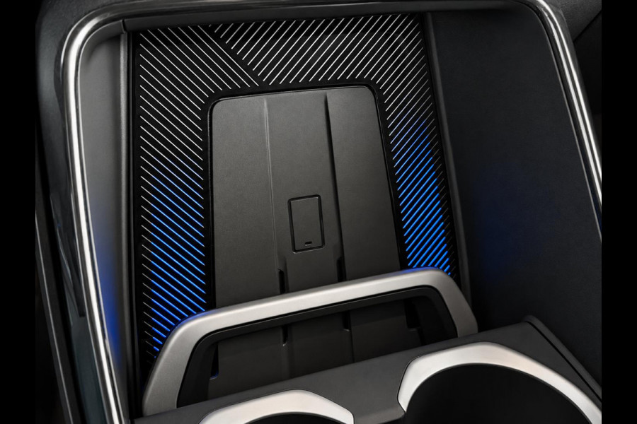 BMW iX1 xDrive30 67 kWh Trekhaak Harman Kardon 360 Camera Elektrisch Verstelbare Stoelen met Geheugenfunctie LED Koplampen Stoelverwarming 20 Inch Lichtmetalen BMW Individual Velgen