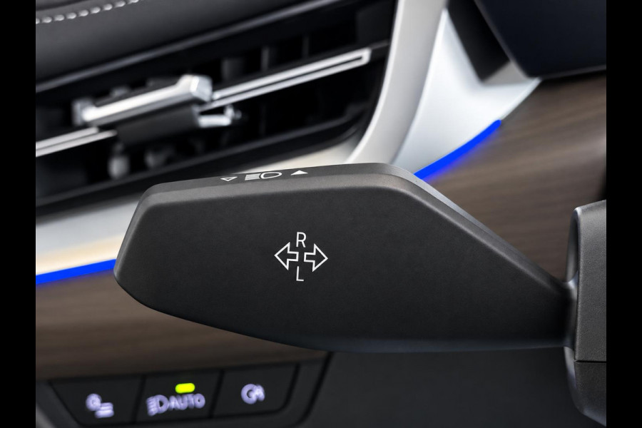 BMW iX1 xDrive30 67 kWh Trekhaak Harman Kardon 360 Camera Elektrisch Verstelbare Stoelen met Geheugenfunctie LED Koplampen Stoelverwarming 20 Inch Lichtmetalen BMW Individual Velgen