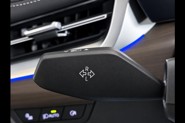 BMW iX1 xDrive30 67 kWh Trekhaak Harman Kardon 360 Camera Elektrisch Verstelbare Stoelen met Geheugenfunctie LED Koplampen Stoelverwarming 20 Inch Lichtmetalen BMW Individual Velgen