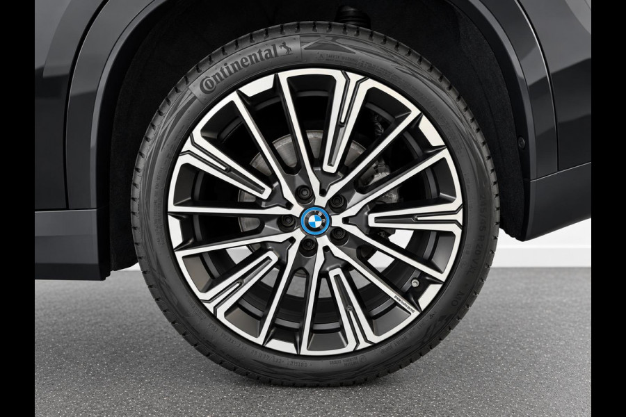 BMW iX1 xDrive30 67 kWh Trekhaak Harman Kardon 360 Camera Elektrisch Verstelbare Stoelen met Geheugenfunctie LED Koplampen Stoelverwarming 20 Inch Lichtmetalen BMW Individual Velgen