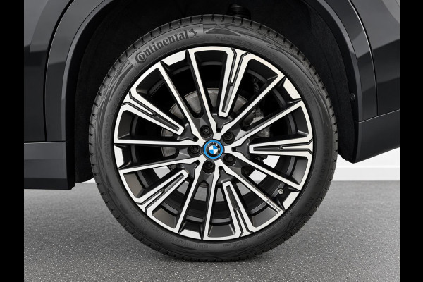 BMW iX1 xDrive30 67 kWh Trekhaak Harman Kardon 360 Camera Elektrisch Verstelbare Stoelen met Geheugenfunctie LED Koplampen Stoelverwarming 20 Inch Lichtmetalen BMW Individual Velgen