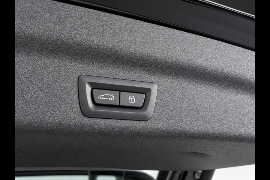 BMW iX1 xDrive30 67 kWh Trekhaak Harman Kardon 360 Camera Elektrisch Verstelbare Stoelen met Geheugenfunctie LED Koplampen Stoelverwarming 20 Inch Lichtmetalen BMW Individual Velgen