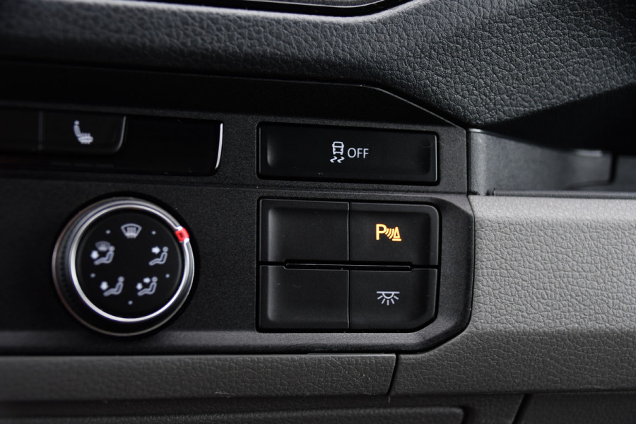 Volkswagen Crafter 35 2.0 TDI L3H3 PB Edition Adaptieve Cruise, Camera, LED, Carplay, Trekhaak, Automaat, 140pk, Sensoren, Multimedia, Uniek!