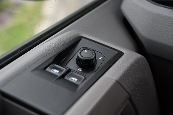 Volkswagen Crafter 35 2.0 TDI L3H3 PB Edition Adaptieve Cruise, Camera, LED, Carplay, Trekhaak, Automaat, 140pk, Sensoren, Multimedia, Uniek!