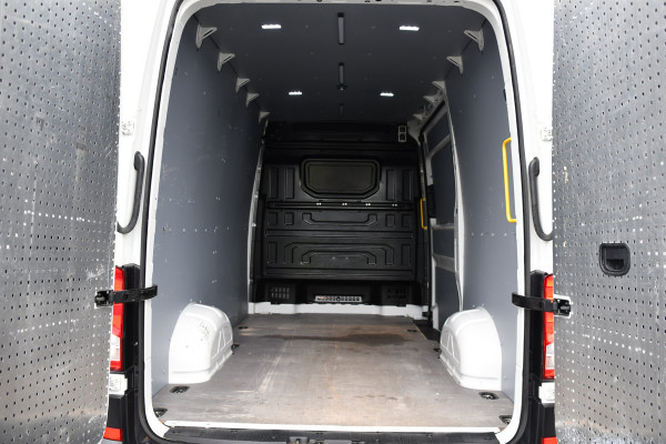 Volkswagen Crafter 35 2.0 TDI L3H3 PB Edition Adaptieve Cruise, Camera, LED, Carplay, Trekhaak, Automaat, 140pk, Sensoren, Multimedia, Uniek!
