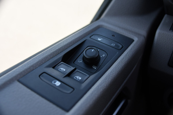 Volkswagen Transporter 2.0 TDI L2H1 30 Bulli Virtual, Cruise, Camera, Carplay, LED, Automaat, 150pk, Multimedia, Sensoren, Airco, Uniek!
