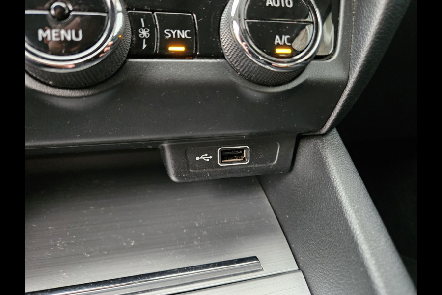 Škoda Octavia Combi 1.0 TSI Trekhaak! Carplay! Airco/Clima! Navigatie! Cruise Control! Nette Auto! Dealer Onderhouden!