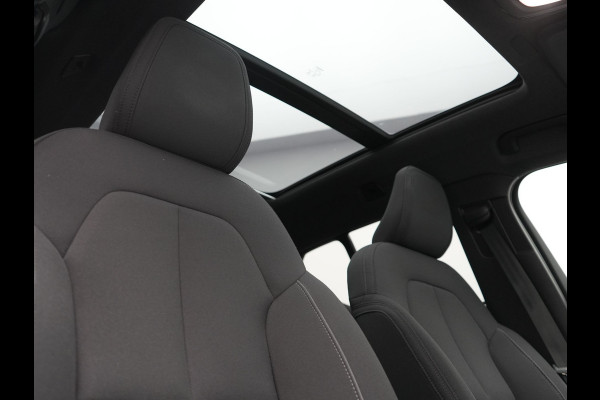 Volvo XC40 Recharge Ultimate 69 kWh 231pk Dealer O.H. | Panodak | Warmtepomp | 360 Camera | Adaptive Cruise | Harman / Kardon | Sportstoelen Memory & Verwarmd | Blis | Keyless | Pilot Assist | Apple Carplay | Stuur Verwarmd | Google Assistent &  | 20"L.M |
