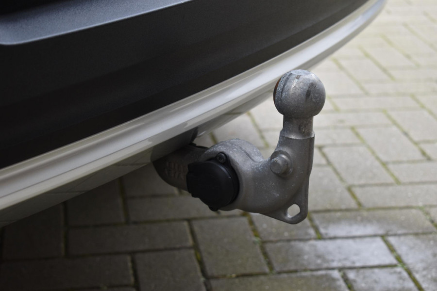 Volvo XC40 T5 262PK Recharge Inscription / Adaptive Cruise Control / Leren bekleding / Elektrisch verstelbare stoelen met geheugen / Stoel- en stuurverwarming / Elektrisch panorama schuifdak / Trekhaak elektrisch uitklapbaar/ Elektrische achterklep / Achteruitrijcamera / Parkeersensoren V+A