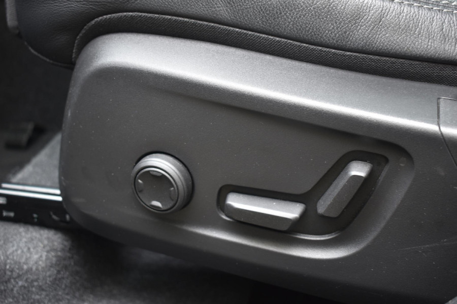 Volvo XC40 T5 262PK Recharge Inscription / Adaptive Cruise Control / Leren bekleding / Elektrisch verstelbare stoelen met geheugen / Stoel- en stuurverwarming / Elektrisch panorama schuifdak / Trekhaak elektrisch uitklapbaar/ Elektrische achterklep / Achteruitrijcamera / Parkeersensoren V+A