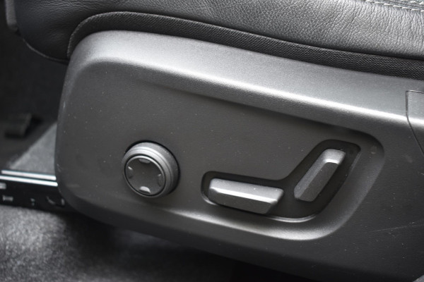 Volvo XC40 T5 262PK Recharge Inscription / Adaptive Cruise Control / Leren bekleding / Elektrisch verstelbare stoelen met geheugen / Stoel- en stuurverwarming / Elektrisch panorama schuifdak / Trekhaak elektrisch uitklapbaar/ Elektrische achterklep / Achteruitrijcamera / Parkeersensoren V+A