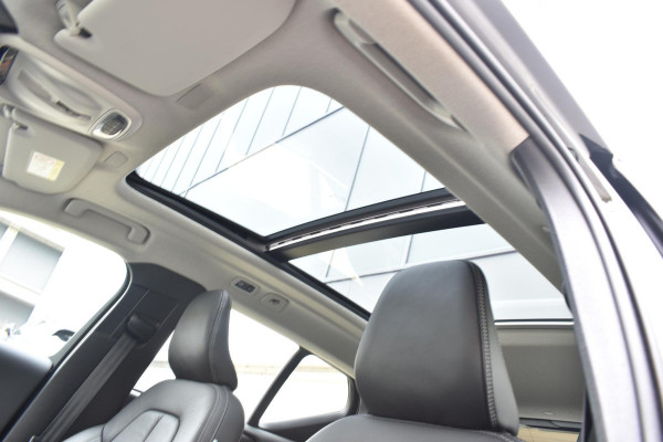 Volvo XC40 T5 262PK Recharge Inscription / Adaptive Cruise Control / Leren bekleding / Elektrisch verstelbare stoelen met geheugen / Stoel- en stuurverwarming / Elektrisch panorama schuifdak / Trekhaak elektrisch uitklapbaar/ Elektrische achterklep / Achteruitrijcamera / Parkeersensoren V+A