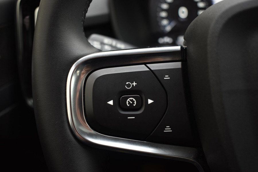 Volvo XC40 T5 262PK Recharge Inscription / Adaptive Cruise Control / Leren bekleding / Elektrisch verstelbare stoelen met geheugen / Stoel- en stuurverwarming / Elektrisch panorama schuifdak / Trekhaak elektrisch uitklapbaar/ Elektrische achterklep / Achteruitrijcamera / Parkeersensoren V+A