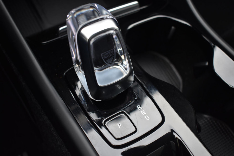 Volvo XC40 T5 262PK Recharge Inscription / Adaptive Cruise Control / Leren bekleding / Elektrisch verstelbare stoelen met geheugen / Stoel- en stuurverwarming / Elektrisch panorama schuifdak / Trekhaak elektrisch uitklapbaar/ Elektrische achterklep / Achteruitrijcamera / Parkeersensoren V+A
