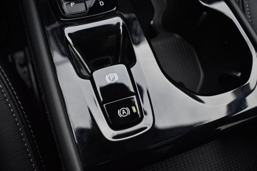 Volvo XC40 T5 262PK Recharge Inscription / Adaptive Cruise Control / Leren bekleding / Elektrisch verstelbare stoelen met geheugen / Stoel- en stuurverwarming / Elektrisch panorama schuifdak / Trekhaak elektrisch uitklapbaar/ Elektrische achterklep / Achteruitrijcamera / Parkeersensoren V+A