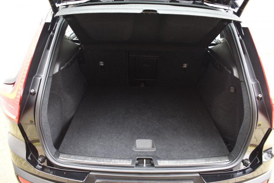 Volvo XC40 T5 262PK Recharge Inscription / Adaptive Cruise Control / Leren bekleding / Elektrisch verstelbare stoelen met geheugen / Stoel- en stuurverwarming / Elektrisch panorama schuifdak / Trekhaak elektrisch uitklapbaar/ Elektrische achterklep / Achteruitrijcamera / Parkeersensoren V+A