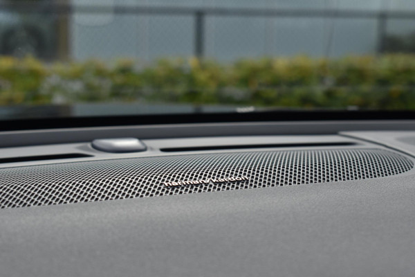 Volvo XC40 T5 262PK Recharge Inscription / Adaptive Cruise Control / Leren bekleding / Elektrisch verstelbare stoelen met geheugen / Stoel- en stuurverwarming / Elektrisch panorama schuifdak / Trekhaak elektrisch uitklapbaar/ Elektrische achterklep / Achteruitrijcamera / Parkeersensoren V+A