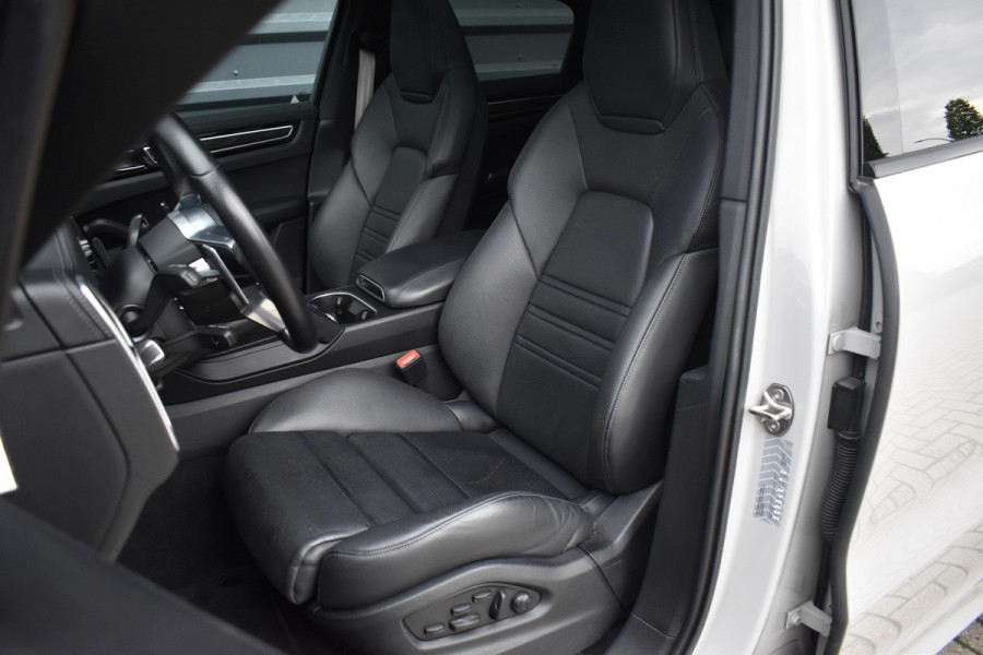 Porsche Cayenne Coupé 3.0 E-Hybrid Platinum Edition SportDesign *Krijt* | Sportuitlaat | Panorama | ACC | Trekhaak | Ventilatie | Achterasbesturing | Bose | Head-Up | 22'' Wielen |