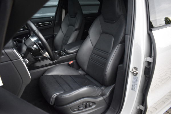 Porsche Cayenne Coupé 3.0 E-Hybrid Platinum Edition SportDesign *Krijt* | Sportuitlaat | Panorama | ACC | Trekhaak | Ventilatie | Achterasbesturing | Bose | Head-Up | 22'' Wielen |