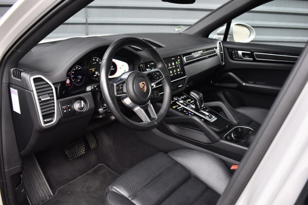 Porsche Cayenne Coupé 3.0 E-Hybrid Platinum Edition SportDesign *Krijt* | Sportuitlaat | Panorama | ACC | Trekhaak | Ventilatie | Achterasbesturing | Bose | Head-Up | 22'' Wielen |