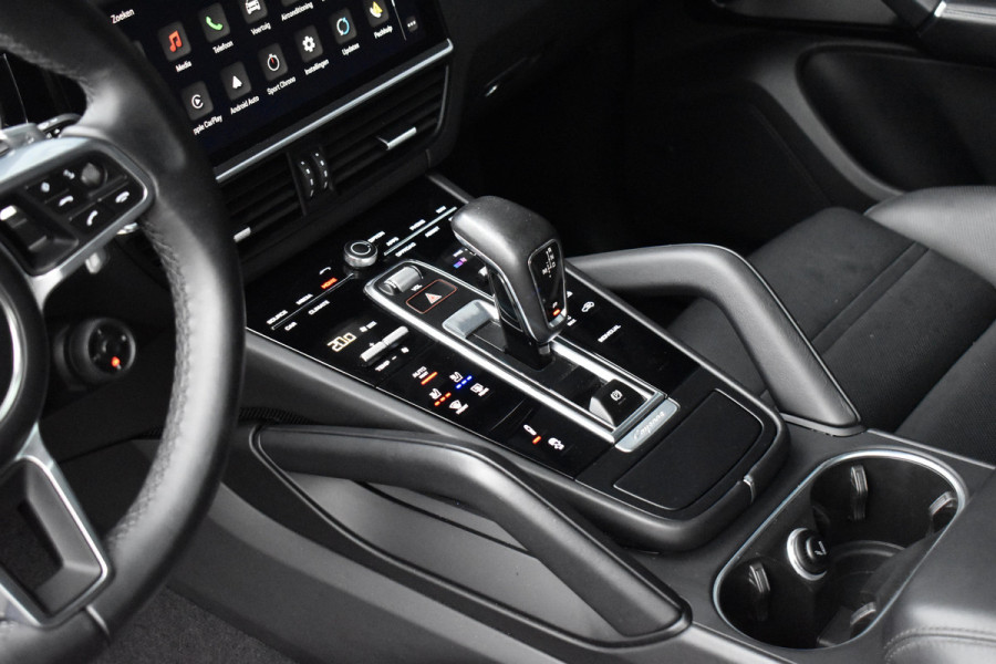 Porsche Cayenne Coupé 3.0 E-Hybrid Platinum Edition SportDesign *Krijt* | Sportuitlaat | Panorama | ACC | Trekhaak | Ventilatie | Achterasbesturing | Bose | Head-Up | 22'' Wielen |