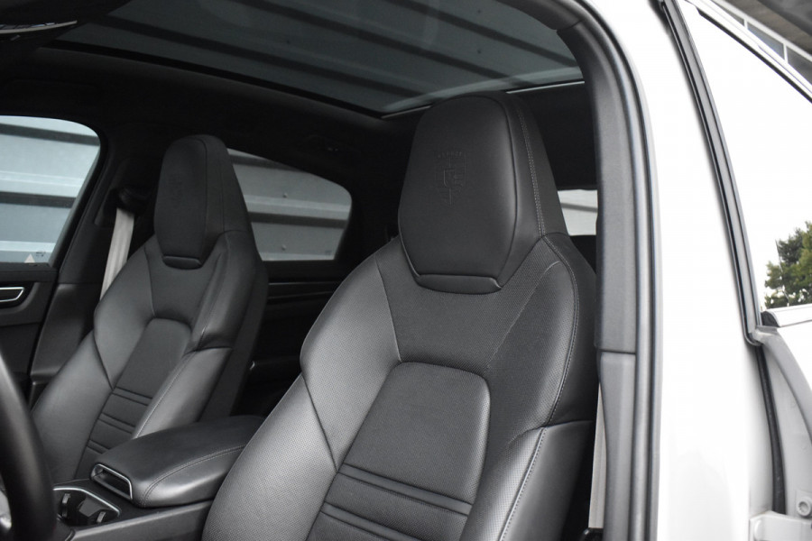 Porsche Cayenne Coupé 3.0 E-Hybrid Platinum Edition SportDesign *Krijt* | Sportuitlaat | Panorama | ACC | Trekhaak | Ventilatie | Achterasbesturing | Bose | Head-Up | 22'' Wielen |