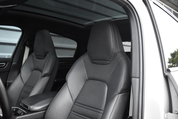 Porsche Cayenne Coupé 3.0 E-Hybrid Platinum Edition SportDesign *Krijt* | Sportuitlaat | Panorama | ACC | Trekhaak | Ventilatie | Achterasbesturing | Bose | Head-Up | 22'' Wielen |
