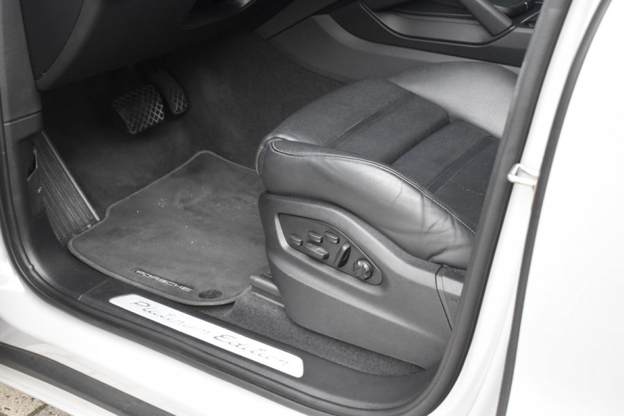 Porsche Cayenne Coupé 3.0 E-Hybrid Platinum Edition SportDesign *Krijt* | Sportuitlaat | Panorama | ACC | Trekhaak | Ventilatie | Achterasbesturing | Bose | Head-Up | 22'' Wielen |