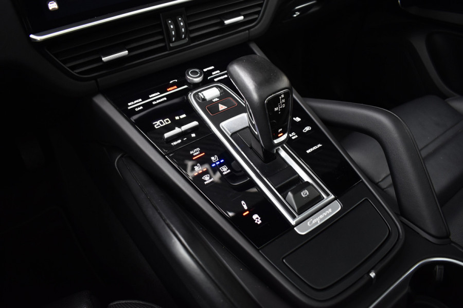 Porsche Cayenne Coupé 3.0 E-Hybrid Platinum Edition SportDesign *Krijt* | Sportuitlaat | Panorama | ACC | Trekhaak | Ventilatie | Achterasbesturing | Bose | Head-Up | 22'' Wielen |